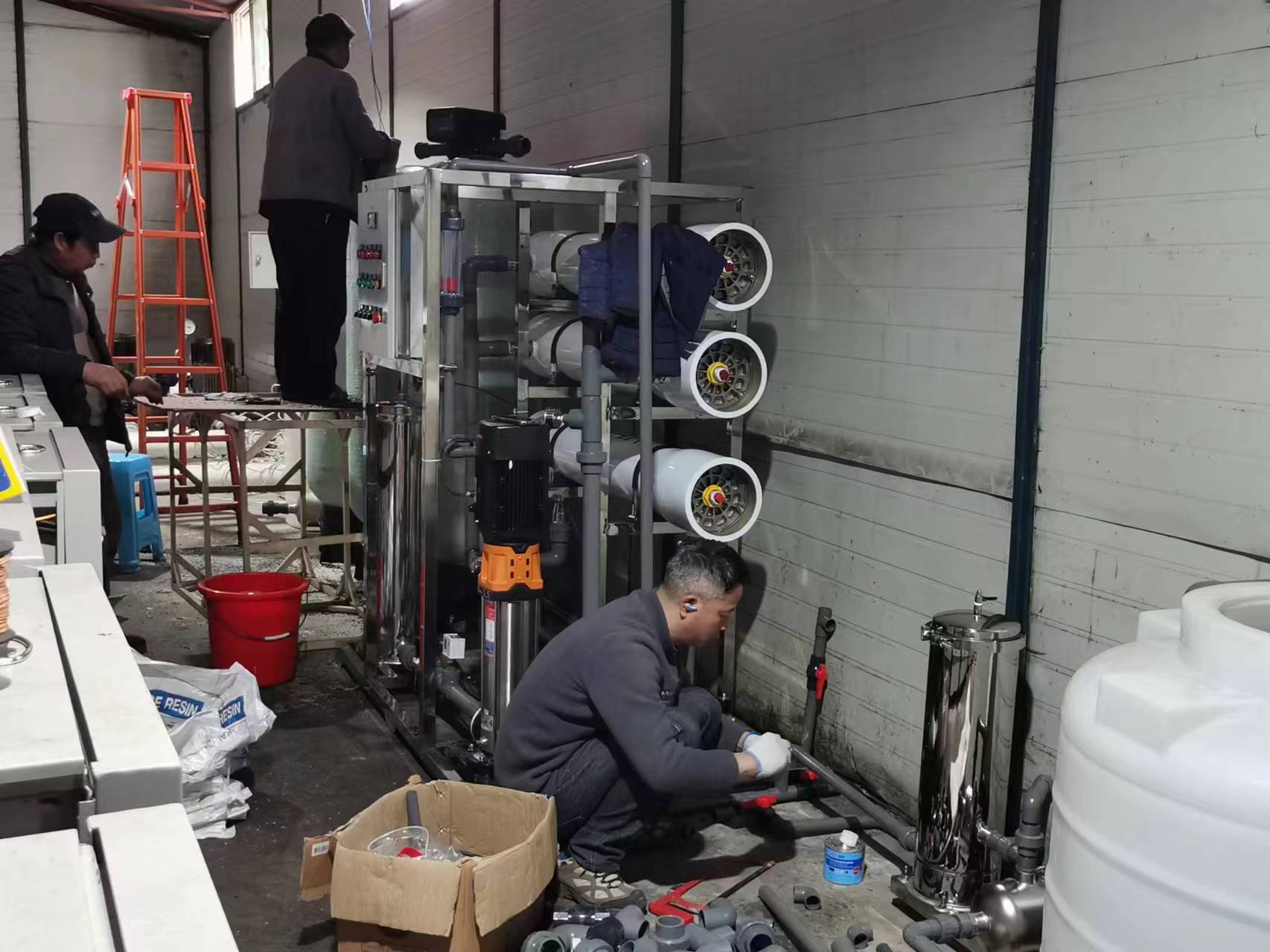 貴陽市橡膠廠3噸/時反滲透純水設備安裝調試
